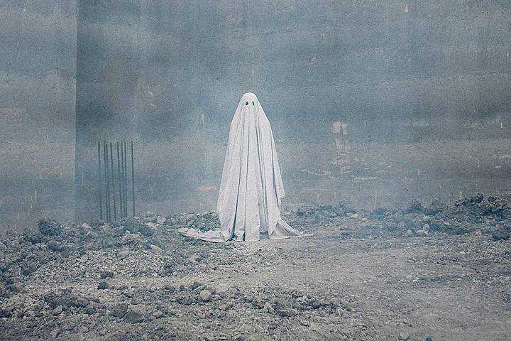 REVIEW: A Ghost Story is a meditative look at haunting and hauntedness (starring a man in a white sheet)